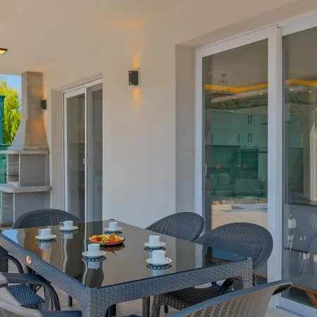 Villa Esmeralda, Jakuzili Cocuk Havuzlu Lueks *