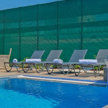 Villa Esmeralda, Jakuzili Cocuk Havuzlu Lueks *
