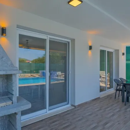 Esmeralda, Jakuzili Cocuk Havuzlu Lueks Villa *