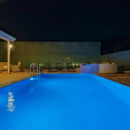 Esmeralda, Jakuzili Cocuk Havuzlu Lueks Villa Fethiye