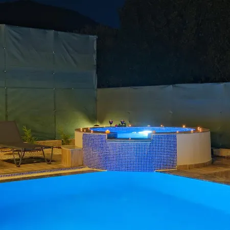 Esmeralda, Jakuzili Cocuk Havuzlu Lueks Fethiye