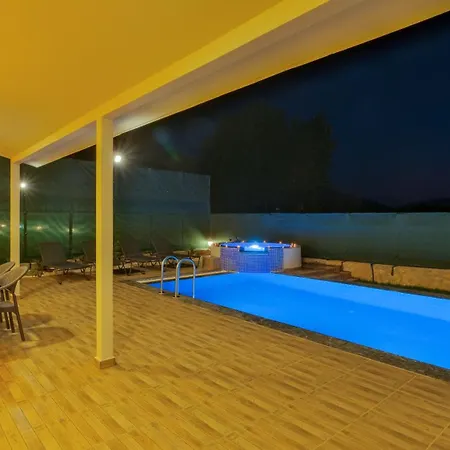 Esmeralda, Jakuzili Cocuk Havuzlu Lueks Villa *