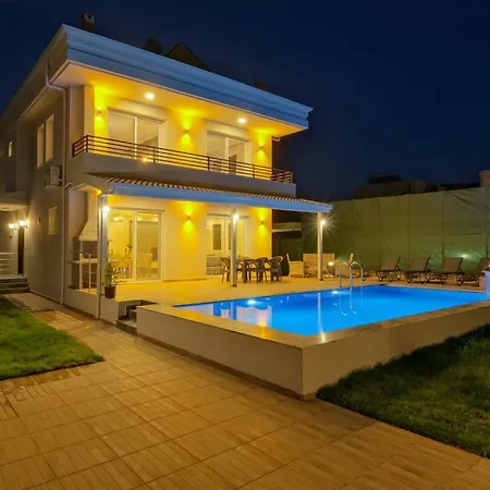 Esmeralda, Jakuzili Cocuk Havuzlu Lueks Villa *
