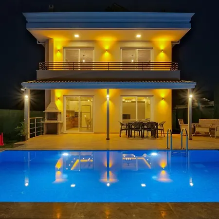 Esmeralda, Jakuzili Cocuk Havuzlu Lueks Villa