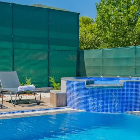 Villa Esmeralda, Jakuzili Cocuk Havuzlu Lueks