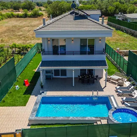 Esmeralda, Jakuzili Cocuk Havuzlu Lueks Villa Fethiye