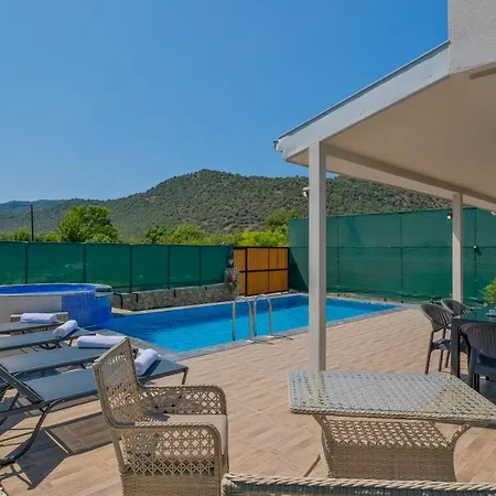 Esmeralda, Jakuzili Cocuk Havuzlu Lueks Villa Fethiye