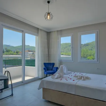 Esmeralda, Jakuzili Cocuk Havuzlu Lueks Villa