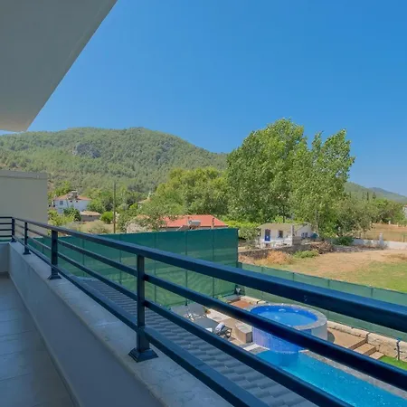 Esmeralda, Jakuzili Cocuk Havuzlu Lueks Villa