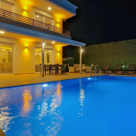 Esmeralda, Jakuzili Cocuk Havuzlu Lueks Villa *