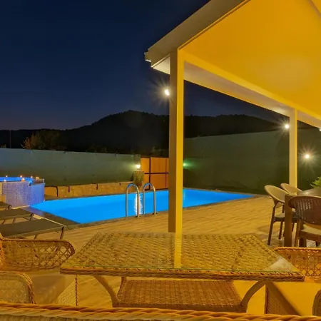 Esmeralda, Jakuzili Cocuk Havuzlu Lueks * Fethiye