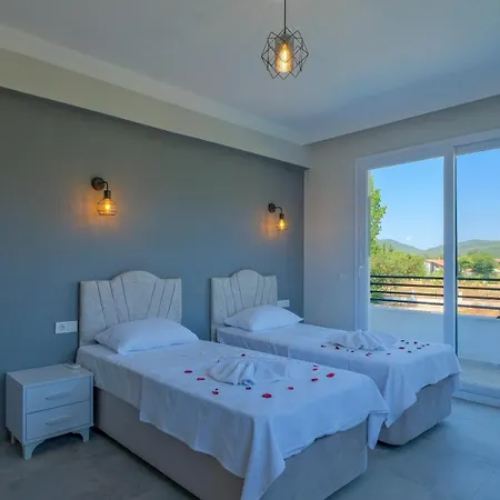 Esmeralda, Jakuzili Cocuk Havuzlu Lueks Villa