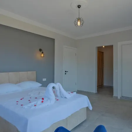Esmeralda, Jakuzili Cocuk Havuzlu Lueks Villa