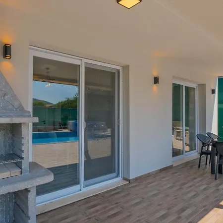 Esmeralda, Jakuzili Cocuk Havuzlu Lueks Villa *
