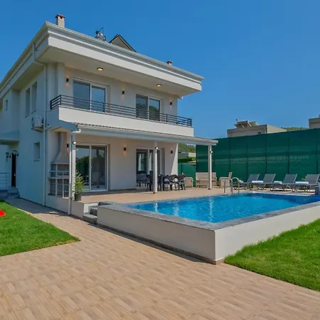 Villa Esmeralda, Jakuzili Cocuk Havuzlu Lueks *