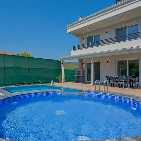 Esmeralda, Jakuzili Cocuk Havuzlu Lueks Villa *