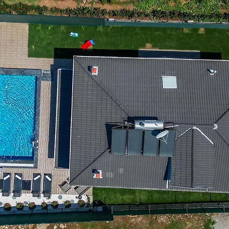 Villa Esmeralda, Jakuzili Cocuk Havuzlu Lueks *